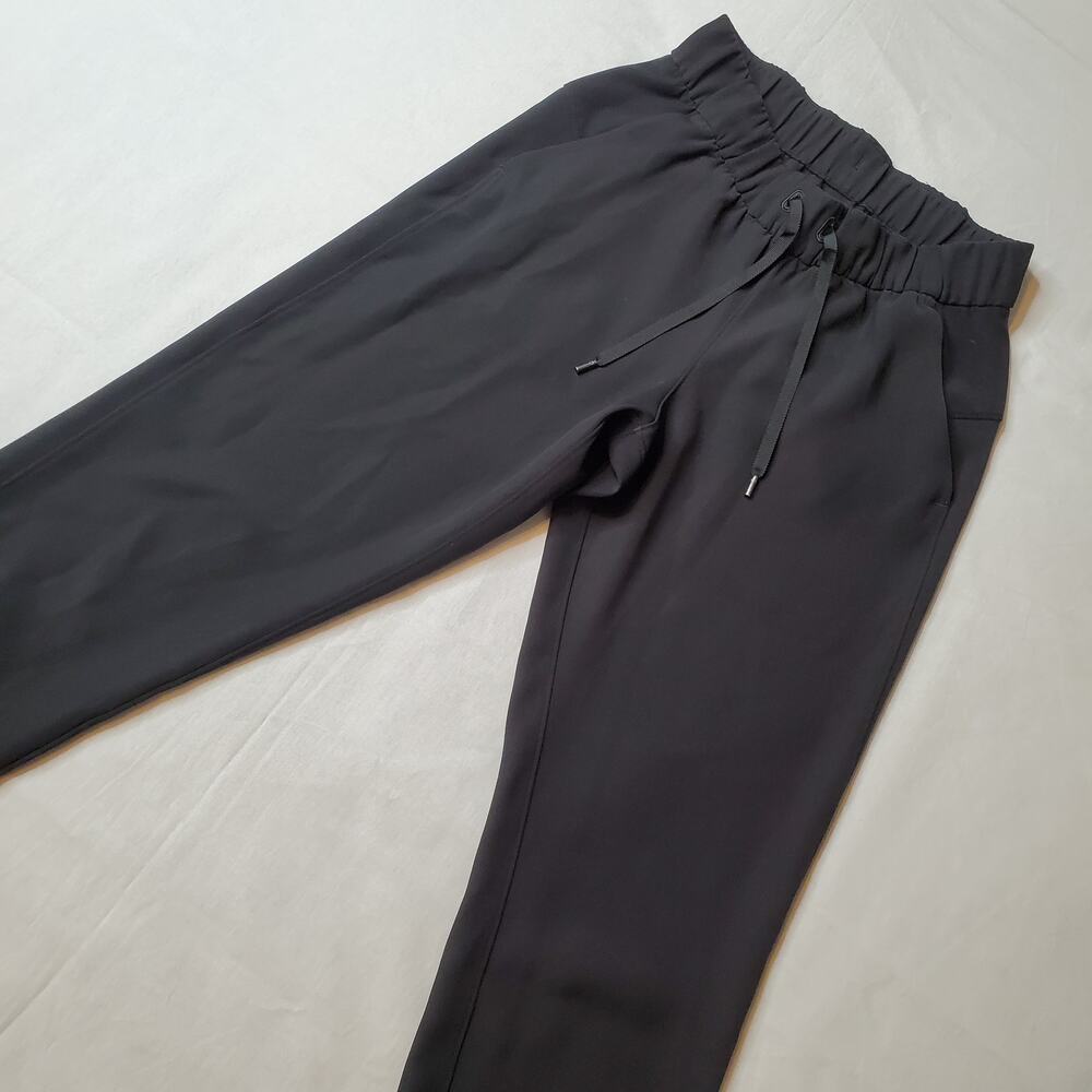Lululemon Women's Size 2 On the Fly Woven Jogger Black W5BZDS